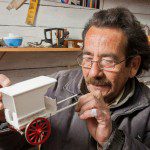 Viviendo de un Sueño. Gustavo Méndez, Artesano en Miniaturas de Coches y Carruajes Antiguos