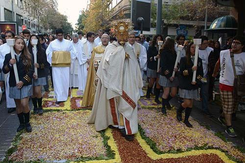 Miles de Personas en Tradicional Procesión de Corpus Christi en Santiago 1 Miles de personas en tradicional Procesión de Corpus Christi en Santiago