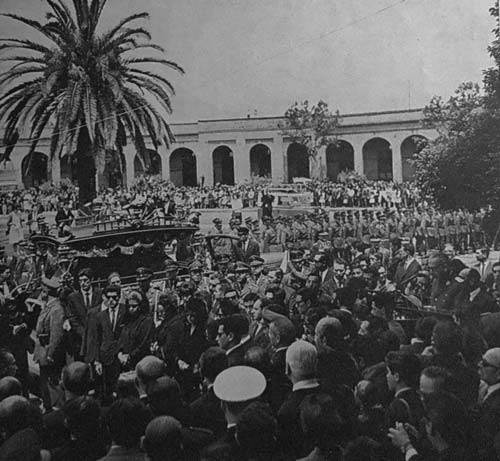 Multitud despide los restos del teniente Merino en el Cementerio General. 