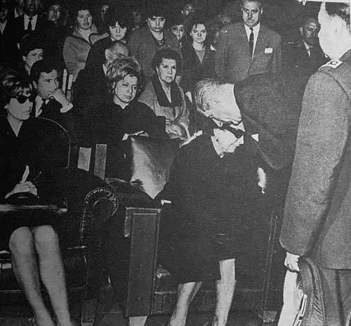 El presidente Eduardo Frei Montalva da el pésame a la madre del teniente Merino.