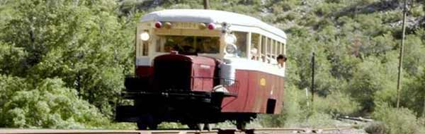El viaje se realiza recorriendo 34 kilómetros del antiguo Ferrocarril Transandino Chileno en una antigua Góndolacarril de 1926, declarada Monumento Histórico en 1998