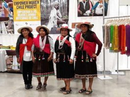 Artesanas aymara participan en feria en Toronto