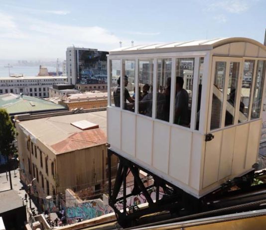 Ministro Fontaine Entregó Ascensor Cordillera a Municipio de Valparaíso