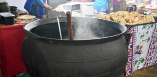 La gigantesca olleta de fierro fundido en que se cocina el tradicional estofado de san Juan en Rere,