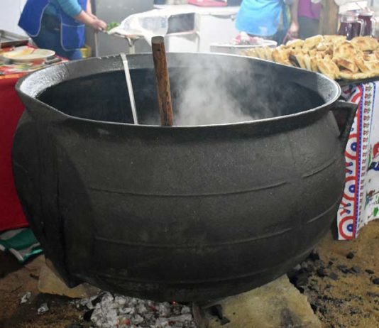 La gigantesca olleta de fierro fundido en que se cocina el tradicional estofado de san Juan en Rere,