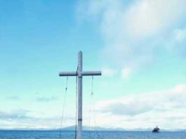 armada-instala-cruz-en-bahia-Fortescue-