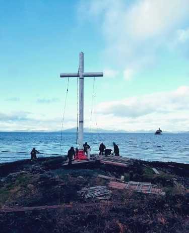 Con una gran Cruz se recordarán los 500 años de la primera misa celebrada en Chile por Fray Pedro Valderrama, capellán de Hernando de Magallanes armada-instala-cruz-en-bahia-Fortescue-