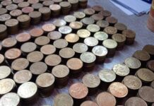 Pesar monedas de 10, 100 o 500 pesos para calcular cuánto dinero tengo