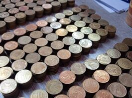 Pesar monedas de 10, 100 o 500 pesos para calcular cuánto dinero tengo
