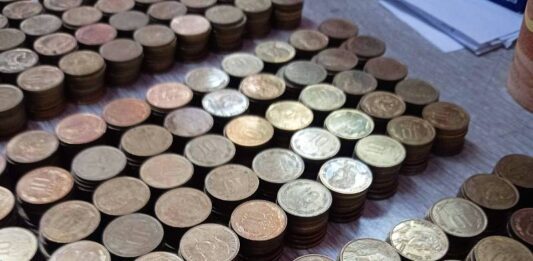 Pesar monedas de 10, 100 o 500 pesos para calcular cuánto dinero tengo