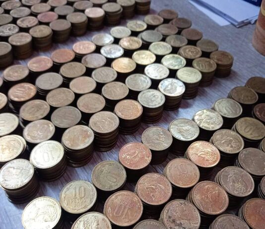 Pesar monedas de 10, 100 o 500 pesos para calcular cuánto dinero tengo