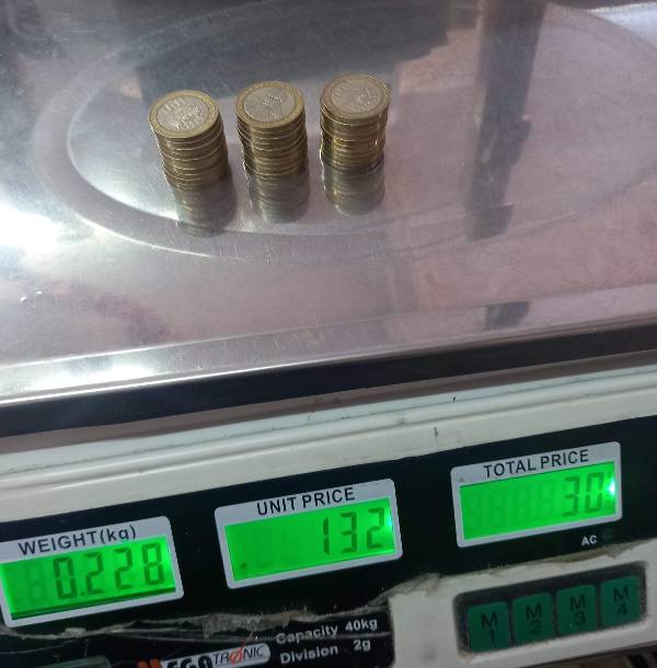 Pesar Monedas De 10, 100 Y 500 Pesos Para Calcular Cuánto Dinero Es