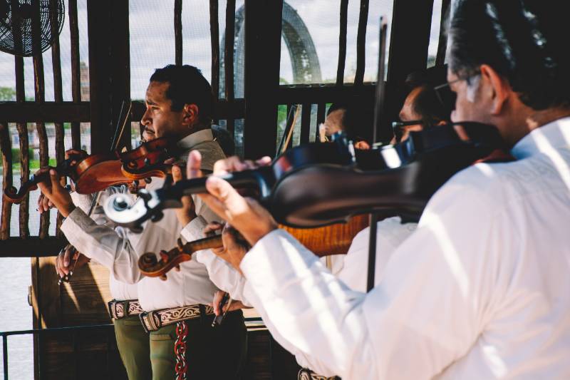 Chile y México han tenido desde el inicio de la historia una estrecha relación. El aprecio por la cultura entre estos dos países ha sido algo que los ha caracterizado y es por eso que en ocasiones se puede ver una fusión muy interesante dentro de las mismas.
Y en los últimos años este ha sido un fenómeno que se ha visto reflejado en el mundo musical. Ya vimos pues el éxito en México de la cantante chilena Mon Laferte, así como el éxito de la música mexicana en Chile. Tanto así que de acuerdo con medios especializados dentro el país, el mariachi, uno de los íconos de la cultura del país norteamericano, se ha vuelto cada vez más presente en la región.
Así se ve con grupos como el reconocido León Imperial de Chile, un mariachi con más de 15 años de carrera que se ha vuelto uno de los más exitosos en el extranjero. Esto evidentemente ha sido algo que los mexicanos han apreciado en gran medida, pues se trata de un elemento que les enorgullece y les demuestra el gran aprecio que por tantos años este país les ha demostrado.
Pero la mezcla de estas culturas ha llegado a otras instancias de la vida cotidiana, pues ahora más que nunca se puede observar la presencia de estas agrupaciones en eventos de festejo, pues se reconoce que este tipo de música se enfoca mayoritariamente en brindar alegría a todo aquel que se encuentre alrededor.
Latinos en el entretenimiento internacional
El intercambio cultural entre ambos países, sin embargo, no es un concepto tan reciente. Hemos de recordar la cantidad de autores de ambos países, nacidos de la tradición periodística, que muy prontamente se fueron internacionalizando y hoy son considerados como algunos de los clásicos de la literatura.
Hoy en día esta mezcla se ve también muy presente en las distintas formas de entretenimiento disponibles, con increíbles paisajes chilenos o las selvas del sur mexicano. Así también como la inclusión de actores y personajes de estas regiones en las más grandes producciones.
Así se ha visto en las más exitosas de los últimos años, en donde ha habido un gran esfuerzo por incluir a la cultura latina. Uno de los ejemplos más recientes de ello ha sido la participación del chileno Pedro Pascal en la nueva serie Mandalorian de Star Wars, en donde actualmente funge con el papel de protagonista en esta que ha sido una de las series más exitosas de esta saga.
Así también la participación del actor mexicano Tenoch Huerta en la última película de Marvel ha sido motivo de gran orgullo entre la comunidad latina, pues por primera vez se hace una representación muy certera de una de las civilizaciones más grandes del mundo antiguo: la civilización Maya.
Dentro de este largometraje lo que ha destacado ha sido el trabajo de inclusión que se ha tenido hacia los latinos en todas las áreas de la realización de este largometraje, pues se contrataron a personas nativas de estas áreas representadas como consejeros en temas históricos, culturales y lingüísticos. Algo muy apreciado dada la importancia del reconocimiento cultural dentro de los países de esta región.
Esta no es la primera vez en que se hace referencia a una civilización antigua latinoamericana en el cine, pues existen diversas otras conocidas películas relacionadas que han tenido tal vez una difusión un poco menor a la que ahora Marvel ha producido.
Culturas para explorar de manera online
Sin embargo, estas temáticas de culturas y paisajes latinoamericanos han sido igualmente de gran éxito en otras áreas del entretenimiento, estando presentes también en los casinos online. Tenemos el ejemplo de los títulos de Amazon Kingdom y Almighty Aztec, dos de los juegos más populares en algunos de los casinos más reconocidos de la red y que día con día brindan incontables horas de diversión a una gran cantidad de jugadores.
Por otro lado se encuentra también uno de los juegos para computadora más icónicos a lo largo de los años: Age of Empires, que en sus ediciones II: The conquerors y III: The Warchiefs fue el imperio Mexica el protagonista. Sin duda alguna una de las versiones del juego más recordadas de estos 25 años que lleva en el mercado.
No cabe duda de que en cuestiones de entretenimiento es el sabor latino el que mejores resultados obtiene, y con estas mezclas culturales que ahora se están dando gracias a la globalización y el internet, ahora tanto chilenos como mexicanos y demás latinos pueden encontrar una familiaridad muy positiva dentro de cualquier área del entretenimiento actual