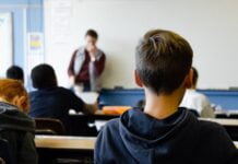 Consejos para encontrar profesores y apoyo escolar en las clases de historia para niños